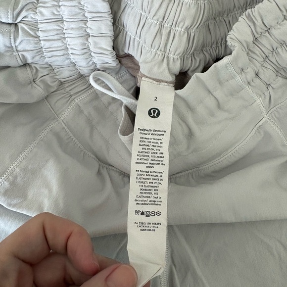 Lululemon Hotty Hot High-Rise Lined Short White Size 2 - Picture 3 of 7